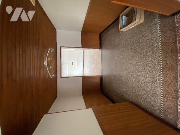 Un immeuble à usage de commerce et d'habitation