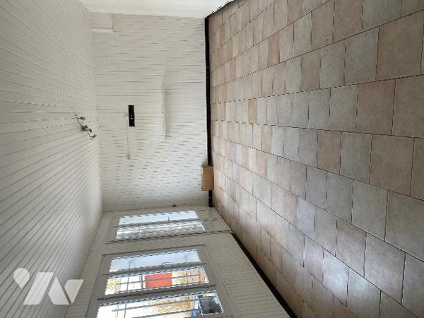 Un immeuble à usage de commerce et d'habitation