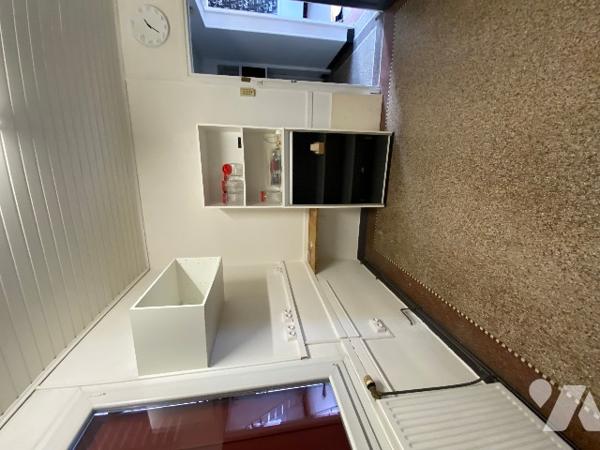 Un immeuble à usage de commerce et d'habitation