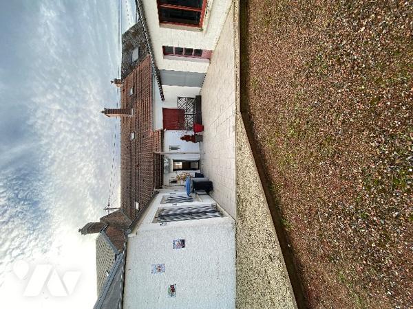 Un immeuble à usage de commerce et d'habitation