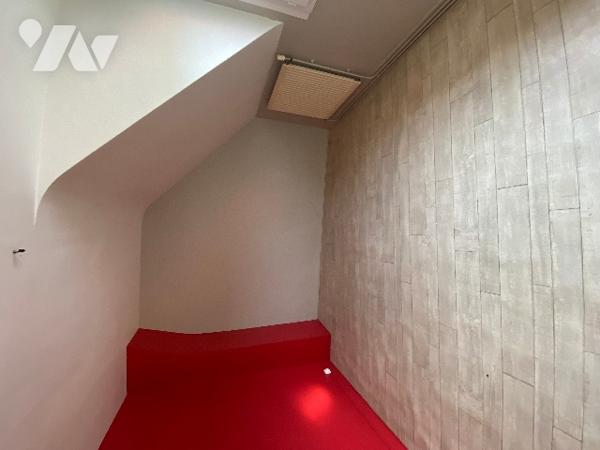 Un immeuble à usage de commerce et d'habitation