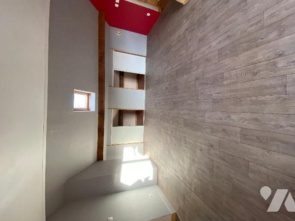 Un immeuble à usage de commerce et d'habitation