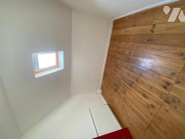 Un immeuble à usage de commerce et d'habitation