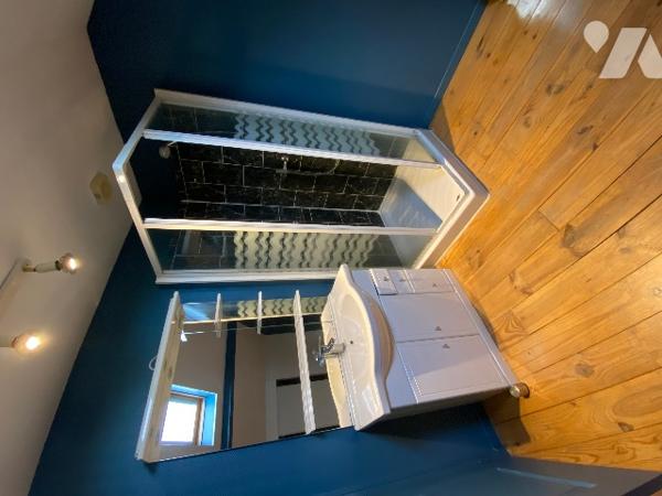 Un immeuble à usage de commerce et d'habitation