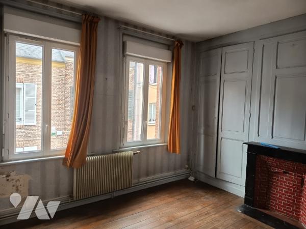 3 chambres, cuisine , cellier, pièce avec chaudière (3ans), wc salle de bain, comble aménageable
