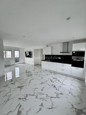 🌿 Un appartement entièrement rénové, lumineux et fonctionnel, à deux pas de la nature !

Situé au 1er étage d’une résidence bien entretenue, dans le quartier Neuland à Creutzwald, cet appartement de 85,32 m² a bénéficié d’une rénovation complète et offre aujourd’hui un intérieur moderne, soigné et prêt à accueillir ses nouveaux propriétaires.

✨ Ici, tout est neuf : rénovation, équipements, convecteurs, électroménager… jusqu’à l’écran plat installé dans le salon. Aucun travaux à prévoir, vous n’avez plus qu’à poser vos valises !

L’appartement se compose d’une entrée, d’une cuisine entièrement équipée avec électroménager neuf, d’un agréable salon-séjour, de trois chambres, d’un dégagement ainsi que d’une salle de bains.

Le salon est également équipé d’une TV écran plat neuve d’environ 43 pouces, déjà installée et fixée au mur, qui restera à disposition des futurs acquéreurs.

🌿 L’appartement dispose d’un balcon, appréciable pour profiter d’un extérieur, ainsi que d’une grande cave privative.

🔥 Côté confort, le logement est équipé de convecteurs électriques neufs de dernière génération. La production d’eau chaude est actuellement assurée par une chaudière gaz, avec la possibilité, selon les souhaits des futurs propriétaires, d’opter ultérieurement pour un ballon d’eau chaude.

🌳 Un environnement particulièrement agréable, avec le lac à proximité et la lisière de forêt à quelques pas, offrant un cadre idéal pour les promenades et les moments de détente.

🏫 Un vrai plus pour les familles : les écoles maternelle et primaire sont à deux pas de la résidence. L’appartement bénéficie également de la proximité de toutes les commodités, avec de nombreuses possibilités de stationnement aux alentours.

📍 Une situation géographique intéressante :
🇩🇪 Allemagne à proximité immédiate
🚗 Metz à environ 35 minutes
🇱🇺 Luxembourg à environ 1 heure

💶 Charges de copropriété : environ 990 € par an.

Construite dans les années 50/60, la résidence bénéficie d’un cadre agréable tout en restant proche des commodités.

❤️ Un appartement entièrement rénové, fonctionnel et prêt à vivre, qui conviendra parfaitement à une famille comme à un couple à la recherche d’espace.

📞 N’hésitez pas à me contacter pour tout renseignement complémentaire ou pour organiser une visite.