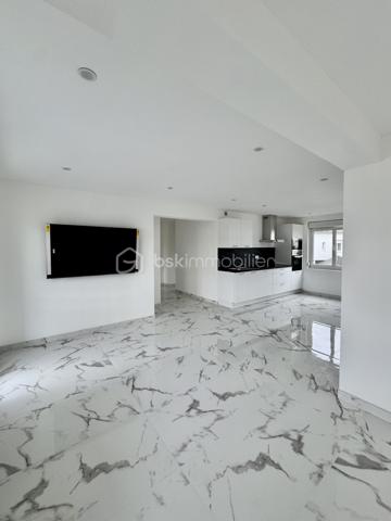 🌿 Un appartement entièrement rénové, lumineux et fonctionnel, à deux pas de la nature !

Situé au 1er étage d’une résidence bien entretenue, dans le quartier Neuland à Creutzwald, cet appartement de 85,32 m² a bénéficié d’une rénovation complète et offre aujourd’hui un intérieur moderne, soigné et prêt à accueillir ses nouveaux propriétaires.

✨ Ici, tout est neuf : rénovation, équipements, convecteurs, électroménager… jusqu’à l’écran plat installé dans le salon. Aucun travaux à prévoir, vous n’avez plus qu’à poser vos valises !

L’appartement se compose d’une entrée, d’une cuisine entièrement équipée avec électroménager neuf, d’un agréable salon-séjour, de trois chambres, d’un dégagement ainsi que d’une salle de bains.

Le salon est également équipé d’une TV écran plat neuve d’environ 43 pouces, déjà installée et fixée au mur, qui restera à disposition des futurs acquéreurs.

🌿 L’appartement dispose d’un balcon, appréciable pour profiter d’un extérieur, ainsi que d’une grande cave privative.

🔥 Côté confort, le logement est équipé de convecteurs électriques neufs de dernière génération. La production d’eau chaude est actuellement assurée par une chaudière gaz, avec la possibilité, selon les souhaits des futurs propriétaires, d’opter ultérieurement pour un ballon d’eau chaude.

🌳 Un environnement particulièrement agréable, avec le lac à proximité et la lisière de forêt à quelques pas, offrant un cadre idéal pour les promenades et les moments de détente.

🏫 Un vrai plus pour les familles : les écoles maternelle et primaire sont à deux pas de la résidence. L’appartement bénéficie également de la proximité de toutes les commodités, avec de nombreuses possibilités de stationnement aux alentours.

📍 Une situation géographique intéressante :
🇩🇪 Allemagne à proximité immédiate
🚗 Metz à environ 35 minutes
🇱🇺 Luxembourg à environ 1 heure

💶 Charges de copropriété : environ 990 € par an.

Construite dans les années 50/60, la résidence bénéficie d’un cadre agréable tout en restant proche des commodités.

❤️ Un appartement entièrement rénové, fonctionnel et prêt à vivre, qui conviendra parfaitement à une famille comme à un couple à la recherche d’espace.

📞 N’hésitez pas à me contacter pour tout renseignement complémentaire ou pour organiser une visite.