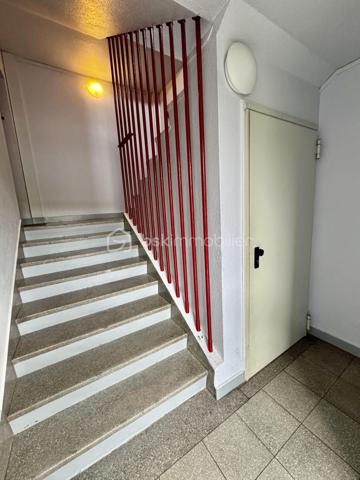 🌿 Un appartement entièrement rénové, lumineux et fonctionnel, à deux pas de la nature !

Situé au 1er étage d’une résidence bien entretenue, dans le quartier Neuland à Creutzwald, cet appartement de 85,32 m² a bénéficié d’une rénovation complète et offre aujourd’hui un intérieur moderne, soigné et prêt à accueillir ses nouveaux propriétaires.

✨ Ici, tout est neuf : rénovation, équipements, convecteurs, électroménager… jusqu’à l’écran plat installé dans le salon. Aucun travaux à prévoir, vous n’avez plus qu’à poser vos valises !

L’appartement se compose d’une entrée, d’une cuisine entièrement équipée avec électroménager neuf, d’un agréable salon-séjour, de trois chambres, d’un dégagement ainsi que d’une salle de bains.

Le salon est également équipé d’une TV écran plat neuve d’environ 43 pouces, déjà installée et fixée au mur, qui restera à disposition des futurs acquéreurs.

🌿 L’appartement dispose d’un balcon, appréciable pour profiter d’un extérieur, ainsi que d’une grande cave privative.

🔥 Côté confort, le logement est équipé de convecteurs électriques neufs de dernière génération. La production d’eau chaude est actuellement assurée par une chaudière gaz, avec la possibilité, selon les souhaits des futurs propriétaires, d’opter ultérieurement pour un ballon d’eau chaude.

🌳 Un environnement particulièrement agréable, avec le lac à proximité et la lisière de forêt à quelques pas, offrant un cadre idéal pour les promenades et les moments de détente.

🏫 Un vrai plus pour les familles : les écoles maternelle et primaire sont à deux pas de la résidence. L’appartement bénéficie également de la proximité de toutes les commodités, avec de nombreuses possibilités de stationnement aux alentours.

📍 Une situation géographique intéressante :
🇩🇪 Allemagne à proximité immédiate
🚗 Metz à environ 35 minutes
🇱🇺 Luxembourg à environ 1 heure

💶 Charges de copropriété : environ 990 € par an.

Construite dans les années 50/60, la résidence bénéficie d’un cadre agréable tout en restant proche des commodités.

❤️ Un appartement entièrement rénové, fonctionnel et prêt à vivre, qui conviendra parfaitement à une famille comme à un couple à la recherche d’espace.

📞 N’hésitez pas à me contacter pour tout renseignement complémentaire ou pour organiser une visite.