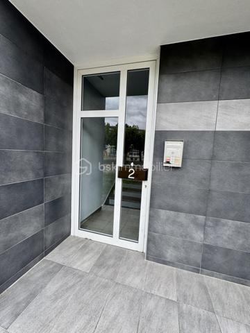 🌿 Un appartement entièrement rénové, lumineux et fonctionnel, à deux pas de la nature !

Situé au 1er étage d’une résidence bien entretenue, dans le quartier Neuland à Creutzwald, cet appartement de 85,32 m² a bénéficié d’une rénovation complète et offre aujourd’hui un intérieur moderne, soigné et prêt à accueillir ses nouveaux propriétaires.

✨ Ici, tout est neuf : rénovation, équipements, convecteurs, électroménager… jusqu’à l’écran plat installé dans le salon. Aucun travaux à prévoir, vous n’avez plus qu’à poser vos valises !

L’appartement se compose d’une entrée, d’une cuisine entièrement équipée avec électroménager neuf, d’un agréable salon-séjour, de trois chambres, d’un dégagement ainsi que d’une salle de bains.

Le salon est également équipé d’une TV écran plat neuve d’environ 43 pouces, déjà installée et fixée au mur, qui restera à disposition des futurs acquéreurs.

🌿 L’appartement dispose d’un balcon, appréciable pour profiter d’un extérieur, ainsi que d’une grande cave privative.

🔥 Côté confort, le logement est équipé de convecteurs électriques neufs de dernière génération. La production d’eau chaude est actuellement assurée par une chaudière gaz, avec la possibilité, selon les souhaits des futurs propriétaires, d’opter ultérieurement pour un ballon d’eau chaude.

🌳 Un environnement particulièrement agréable, avec le lac à proximité et la lisière de forêt à quelques pas, offrant un cadre idéal pour les promenades et les moments de détente.

🏫 Un vrai plus pour les familles : les écoles maternelle et primaire sont à deux pas de la résidence. L’appartement bénéficie également de la proximité de toutes les commodités, avec de nombreuses possibilités de stationnement aux alentours.

📍 Une situation géographique intéressante :
🇩🇪 Allemagne à proximité immédiate
🚗 Metz à environ 35 minutes
🇱🇺 Luxembourg à environ 1 heure

💶 Charges de copropriété : environ 990 € par an.

Construite dans les années 50/60, la résidence bénéficie d’un cadre agréable tout en restant proche des commodités.

❤️ Un appartement entièrement rénové, fonctionnel et prêt à vivre, qui conviendra parfaitement à une famille comme à un couple à la recherche d’espace.

📞 N’hésitez pas à me contacter pour tout renseignement complémentaire ou pour organiser une visite.