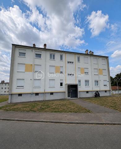 🌿 Un appartement entièrement rénové, lumineux et fonctionnel, à deux pas de la nature !

Situé au 1er étage d’une résidence bien entretenue, dans le quartier Neuland à Creutzwald, cet appartement de 85,32 m² a bénéficié d’une rénovation complète et offre aujourd’hui un intérieur moderne, soigné et prêt à accueillir ses nouveaux propriétaires.

✨ Ici, tout est neuf : rénovation, équipements, convecteurs, électroménager… jusqu’à l’écran plat installé dans le salon. Aucun travaux à prévoir, vous n’avez plus qu’à poser vos valises !

L’appartement se compose d’une entrée, d’une cuisine entièrement équipée avec électroménager neuf, d’un agréable salon-séjour, de trois chambres, d’un dégagement ainsi que d’une salle de bains.

Le salon est également équipé d’une TV écran plat neuve d’environ 43 pouces, déjà installée et fixée au mur, qui restera à disposition des futurs acquéreurs.

🌿 L’appartement dispose d’un balcon, appréciable pour profiter d’un extérieur, ainsi que d’une grande cave privative.

🔥 Côté confort, le logement est équipé de convecteurs électriques neufs de dernière génération. La production d’eau chaude est actuellement assurée par une chaudière gaz, avec la possibilité, selon les souhaits des futurs propriétaires, d’opter ultérieurement pour un ballon d’eau chaude.

🌳 Un environnement particulièrement agréable, avec le lac à proximité et la lisière de forêt à quelques pas, offrant un cadre idéal pour les promenades et les moments de détente.

🏫 Un vrai plus pour les familles : les écoles maternelle et primaire sont à deux pas de la résidence. L’appartement bénéficie également de la proximité de toutes les commodités, avec de nombreuses possibilités de stationnement aux alentours.

📍 Une situation géographique intéressante :
🇩🇪 Allemagne à proximité immédiate
🚗 Metz à environ 35 minutes
🇱🇺 Luxembourg à environ 1 heure

💶 Charges de copropriété : environ 990 € par an.

Construite dans les années 50/60, la résidence bénéficie d’un cadre agréable tout en restant proche des commodités.

❤️ Un appartement entièrement rénové, fonctionnel et prêt à vivre, qui conviendra parfaitement à une famille comme à un couple à la recherche d’espace.

📞 N’hésitez pas à me contacter pour tout renseignement complémentaire ou pour organiser une visite.