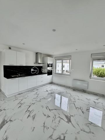 🌿 Un appartement entièrement rénové, lumineux et fonctionnel, à deux pas de la nature !

Situé au 1er étage d’une résidence bien entretenue, dans le quartier Neuland à Creutzwald, cet appartement de 85,32 m² a bénéficié d’une rénovation complète et offre aujourd’hui un intérieur moderne, soigné et prêt à accueillir ses nouveaux propriétaires.

✨ Ici, tout est neuf : rénovation, équipements, convecteurs, électroménager… jusqu’à l’écran plat installé dans le salon. Aucun travaux à prévoir, vous n’avez plus qu’à poser vos valises !

L’appartement se compose d’une entrée, d’une cuisine entièrement équipée avec électroménager neuf, d’un agréable salon-séjour, de trois chambres, d’un dégagement ainsi que d’une salle de bains.

Le salon est également équipé d’une TV écran plat neuve d’environ 43 pouces, déjà installée et fixée au mur, qui restera à disposition des futurs acquéreurs.

🌿 L’appartement dispose d’un balcon, appréciable pour profiter d’un extérieur, ainsi que d’une grande cave privative.

🔥 Côté confort, le logement est équipé de convecteurs électriques neufs de dernière génération. La production d’eau chaude est actuellement assurée par une chaudière gaz, avec la possibilité, selon les souhaits des futurs propriétaires, d’opter ultérieurement pour un ballon d’eau chaude.

🌳 Un environnement particulièrement agréable, avec le lac à proximité et la lisière de forêt à quelques pas, offrant un cadre idéal pour les promenades et les moments de détente.

🏫 Un vrai plus pour les familles : les écoles maternelle et primaire sont à deux pas de la résidence. L’appartement bénéficie également de la proximité de toutes les commodités, avec de nombreuses possibilités de stationnement aux alentours.

📍 Une situation géographique intéressante :
🇩🇪 Allemagne à proximité immédiate
🚗 Metz à environ 35 minutes
🇱🇺 Luxembourg à environ 1 heure

💶 Charges de copropriété : environ 990 € par an.

Construite dans les années 50/60, la résidence bénéficie d’un cadre agréable tout en restant proche des commodités.

❤️ Un appartement entièrement rénové, fonctionnel et prêt à vivre, qui conviendra parfaitement à une famille comme à un couple à la recherche d’espace.

📞 N’hésitez pas à me contacter pour tout renseignement complémentaire ou pour organiser une visite.