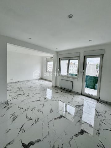 🌿 Un appartement entièrement rénové, lumineux et fonctionnel, à deux pas de la nature !

Situé au 1er étage d’une résidence bien entretenue, dans le quartier Neuland à Creutzwald, cet appartement de 85,32 m² a bénéficié d’une rénovation complète et offre aujourd’hui un intérieur moderne, soigné et prêt à accueillir ses nouveaux propriétaires.

✨ Ici, tout est neuf : rénovation, équipements, convecteurs, électroménager… jusqu’à l’écran plat installé dans le salon. Aucun travaux à prévoir, vous n’avez plus qu’à poser vos valises !

L’appartement se compose d’une entrée, d’une cuisine entièrement équipée avec électroménager neuf, d’un agréable salon-séjour, de trois chambres, d’un dégagement ainsi que d’une salle de bains.

Le salon est également équipé d’une TV écran plat neuve d’environ 43 pouces, déjà installée et fixée au mur, qui restera à disposition des futurs acquéreurs.

🌿 L’appartement dispose d’un balcon, appréciable pour profiter d’un extérieur, ainsi que d’une grande cave privative.

🔥 Côté confort, le logement est équipé de convecteurs électriques neufs de dernière génération. La production d’eau chaude est actuellement assurée par une chaudière gaz, avec la possibilité, selon les souhaits des futurs propriétaires, d’opter ultérieurement pour un ballon d’eau chaude.

🌳 Un environnement particulièrement agréable, avec le lac à proximité et la lisière de forêt à quelques pas, offrant un cadre idéal pour les promenades et les moments de détente.

🏫 Un vrai plus pour les familles : les écoles maternelle et primaire sont à deux pas de la résidence. L’appartement bénéficie également de la proximité de toutes les commodités, avec de nombreuses possibilités de stationnement aux alentours.

📍 Une situation géographique intéressante :
🇩🇪 Allemagne à proximité immédiate
🚗 Metz à environ 35 minutes
🇱🇺 Luxembourg à environ 1 heure

💶 Charges de copropriété : environ 990 € par an.

Construite dans les années 50/60, la résidence bénéficie d’un cadre agréable tout en restant proche des commodités.

❤️ Un appartement entièrement rénové, fonctionnel et prêt à vivre, qui conviendra parfaitement à une famille comme à un couple à la recherche d’espace.

📞 N’hésitez pas à me contacter pour tout renseignement complémentaire ou pour organiser une visite.