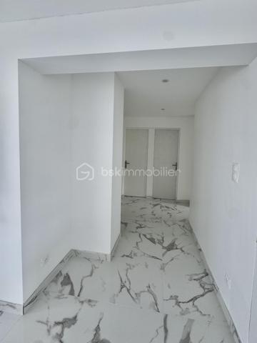 🌿 Un appartement entièrement rénové, lumineux et fonctionnel, à deux pas de la nature !

Situé au 1er étage d’une résidence bien entretenue, dans le quartier Neuland à Creutzwald, cet appartement de 85,32 m² a bénéficié d’une rénovation complète et offre aujourd’hui un intérieur moderne, soigné et prêt à accueillir ses nouveaux propriétaires.

✨ Ici, tout est neuf : rénovation, équipements, convecteurs, électroménager… jusqu’à l’écran plat installé dans le salon. Aucun travaux à prévoir, vous n’avez plus qu’à poser vos valises !

L’appartement se compose d’une entrée, d’une cuisine entièrement équipée avec électroménager neuf, d’un agréable salon-séjour, de trois chambres, d’un dégagement ainsi que d’une salle de bains.

Le salon est également équipé d’une TV écran plat neuve d’environ 43 pouces, déjà installée et fixée au mur, qui restera à disposition des futurs acquéreurs.

🌿 L’appartement dispose d’un balcon, appréciable pour profiter d’un extérieur, ainsi que d’une grande cave privative.

🔥 Côté confort, le logement est équipé de convecteurs électriques neufs de dernière génération. La production d’eau chaude est actuellement assurée par une chaudière gaz, avec la possibilité, selon les souhaits des futurs propriétaires, d’opter ultérieurement pour un ballon d’eau chaude.

🌳 Un environnement particulièrement agréable, avec le lac à proximité et la lisière de forêt à quelques pas, offrant un cadre idéal pour les promenades et les moments de détente.

🏫 Un vrai plus pour les familles : les écoles maternelle et primaire sont à deux pas de la résidence. L’appartement bénéficie également de la proximité de toutes les commodités, avec de nombreuses possibilités de stationnement aux alentours.

📍 Une situation géographique intéressante :
🇩🇪 Allemagne à proximité immédiate
🚗 Metz à environ 35 minutes
🇱🇺 Luxembourg à environ 1 heure

💶 Charges de copropriété : environ 990 € par an.

Construite dans les années 50/60, la résidence bénéficie d’un cadre agréable tout en restant proche des commodités.

❤️ Un appartement entièrement rénové, fonctionnel et prêt à vivre, qui conviendra parfaitement à une famille comme à un couple à la recherche d’espace.

📞 N’hésitez pas à me contacter pour tout renseignement complémentaire ou pour organiser une visite.