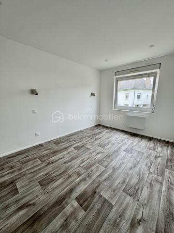 🌿 Un appartement entièrement rénové, lumineux et fonctionnel, à deux pas de la nature !

Situé au 1er étage d’une résidence bien entretenue, dans le quartier Neuland à Creutzwald, cet appartement de 85,32 m² a bénéficié d’une rénovation complète et offre aujourd’hui un intérieur moderne, soigné et prêt à accueillir ses nouveaux propriétaires.

✨ Ici, tout est neuf : rénovation, équipements, convecteurs, électroménager… jusqu’à l’écran plat installé dans le salon. Aucun travaux à prévoir, vous n’avez plus qu’à poser vos valises !

L’appartement se compose d’une entrée, d’une cuisine entièrement équipée avec électroménager neuf, d’un agréable salon-séjour, de trois chambres, d’un dégagement ainsi que d’une salle de bains.

Le salon est également équipé d’une TV écran plat neuve d’environ 43 pouces, déjà installée et fixée au mur, qui restera à disposition des futurs acquéreurs.

🌿 L’appartement dispose d’un balcon, appréciable pour profiter d’un extérieur, ainsi que d’une grande cave privative.

🔥 Côté confort, le logement est équipé de convecteurs électriques neufs de dernière génération. La production d’eau chaude est actuellement assurée par une chaudière gaz, avec la possibilité, selon les souhaits des futurs propriétaires, d’opter ultérieurement pour un ballon d’eau chaude.

🌳 Un environnement particulièrement agréable, avec le lac à proximité et la lisière de forêt à quelques pas, offrant un cadre idéal pour les promenades et les moments de détente.

🏫 Un vrai plus pour les familles : les écoles maternelle et primaire sont à deux pas de la résidence. L’appartement bénéficie également de la proximité de toutes les commodités, avec de nombreuses possibilités de stationnement aux alentours.

📍 Une situation géographique intéressante :
🇩🇪 Allemagne à proximité immédiate
🚗 Metz à environ 35 minutes
🇱🇺 Luxembourg à environ 1 heure

💶 Charges de copropriété : environ 990 € par an.

Construite dans les années 50/60, la résidence bénéficie d’un cadre agréable tout en restant proche des commodités.

❤️ Un appartement entièrement rénové, fonctionnel et prêt à vivre, qui conviendra parfaitement à une famille comme à un couple à la recherche d’espace.

📞 N’hésitez pas à me contacter pour tout renseignement complémentaire ou pour organiser une visite.