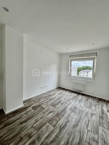 🌿 Un appartement entièrement rénové, lumineux et fonctionnel, à deux pas de la nature !

Situé au 1er étage d’une résidence bien entretenue, dans le quartier Neuland à Creutzwald, cet appartement de 85,32 m² a bénéficié d’une rénovation complète et offre aujourd’hui un intérieur moderne, soigné et prêt à accueillir ses nouveaux propriétaires.

✨ Ici, tout est neuf : rénovation, équipements, convecteurs, électroménager… jusqu’à l’écran plat installé dans le salon. Aucun travaux à prévoir, vous n’avez plus qu’à poser vos valises !

L’appartement se compose d’une entrée, d’une cuisine entièrement équipée avec électroménager neuf, d’un agréable salon-séjour, de trois chambres, d’un dégagement ainsi que d’une salle de bains.

Le salon est également équipé d’une TV écran plat neuve d’environ 43 pouces, déjà installée et fixée au mur, qui restera à disposition des futurs acquéreurs.

🌿 L’appartement dispose d’un balcon, appréciable pour profiter d’un extérieur, ainsi que d’une grande cave privative.

🔥 Côté confort, le logement est équipé de convecteurs électriques neufs de dernière génération. La production d’eau chaude est actuellement assurée par une chaudière gaz, avec la possibilité, selon les souhaits des futurs propriétaires, d’opter ultérieurement pour un ballon d’eau chaude.

🌳 Un environnement particulièrement agréable, avec le lac à proximité et la lisière de forêt à quelques pas, offrant un cadre idéal pour les promenades et les moments de détente.

🏫 Un vrai plus pour les familles : les écoles maternelle et primaire sont à deux pas de la résidence. L’appartement bénéficie également de la proximité de toutes les commodités, avec de nombreuses possibilités de stationnement aux alentours.

📍 Une situation géographique intéressante :
🇩🇪 Allemagne à proximité immédiate
🚗 Metz à environ 35 minutes
🇱🇺 Luxembourg à environ 1 heure

💶 Charges de copropriété : environ 990 € par an.

Construite dans les années 50/60, la résidence bénéficie d’un cadre agréable tout en restant proche des commodités.

❤️ Un appartement entièrement rénové, fonctionnel et prêt à vivre, qui conviendra parfaitement à une famille comme à un couple à la recherche d’espace.

📞 N’hésitez pas à me contacter pour tout renseignement complémentaire ou pour organiser une visite.