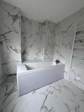 🌿 Un appartement entièrement rénové, lumineux et fonctionnel, à deux pas de la nature !

Situé au 1er étage d’une résidence bien entretenue, dans le quartier Neuland à Creutzwald, cet appartement de 85,32 m² a bénéficié d’une rénovation complète et offre aujourd’hui un intérieur moderne, soigné et prêt à accueillir ses nouveaux propriétaires.

✨ Ici, tout est neuf : rénovation, équipements, convecteurs, électroménager… jusqu’à l’écran plat installé dans le salon. Aucun travaux à prévoir, vous n’avez plus qu’à poser vos valises !

L’appartement se compose d’une entrée, d’une cuisine entièrement équipée avec électroménager neuf, d’un agréable salon-séjour, de trois chambres, d’un dégagement ainsi que d’une salle de bains.

Le salon est également équipé d’une TV écran plat neuve d’environ 43 pouces, déjà installée et fixée au mur, qui restera à disposition des futurs acquéreurs.

🌿 L’appartement dispose d’un balcon, appréciable pour profiter d’un extérieur, ainsi que d’une grande cave privative.

🔥 Côté confort, le logement est équipé de convecteurs électriques neufs de dernière génération. La production d’eau chaude est actuellement assurée par une chaudière gaz, avec la possibilité, selon les souhaits des futurs propriétaires, d’opter ultérieurement pour un ballon d’eau chaude.

🌳 Un environnement particulièrement agréable, avec le lac à proximité et la lisière de forêt à quelques pas, offrant un cadre idéal pour les promenades et les moments de détente.

🏫 Un vrai plus pour les familles : les écoles maternelle et primaire sont à deux pas de la résidence. L’appartement bénéficie également de la proximité de toutes les commodités, avec de nombreuses possibilités de stationnement aux alentours.

📍 Une situation géographique intéressante :
🇩🇪 Allemagne à proximité immédiate
🚗 Metz à environ 35 minutes
🇱🇺 Luxembourg à environ 1 heure

💶 Charges de copropriété : environ 990 € par an.

Construite dans les années 50/60, la résidence bénéficie d’un cadre agréable tout en restant proche des commodités.

❤️ Un appartement entièrement rénové, fonctionnel et prêt à vivre, qui conviendra parfaitement à une famille comme à un couple à la recherche d’espace.

📞 N’hésitez pas à me contacter pour tout renseignement complémentaire ou pour organiser une visite.