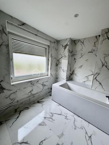 🌿 Un appartement entièrement rénové, lumineux et fonctionnel, à deux pas de la nature !

Situé au 1er étage d’une résidence bien entretenue, dans le quartier Neuland à Creutzwald, cet appartement de 85,32 m² a bénéficié d’une rénovation complète et offre aujourd’hui un intérieur moderne, soigné et prêt à accueillir ses nouveaux propriétaires.

✨ Ici, tout est neuf : rénovation, équipements, convecteurs, électroménager… jusqu’à l’écran plat installé dans le salon. Aucun travaux à prévoir, vous n’avez plus qu’à poser vos valises !

L’appartement se compose d’une entrée, d’une cuisine entièrement équipée avec électroménager neuf, d’un agréable salon-séjour, de trois chambres, d’un dégagement ainsi que d’une salle de bains.

Le salon est également équipé d’une TV écran plat neuve d’environ 43 pouces, déjà installée et fixée au mur, qui restera à disposition des futurs acquéreurs.

🌿 L’appartement dispose d’un balcon, appréciable pour profiter d’un extérieur, ainsi que d’une grande cave privative.

🔥 Côté confort, le logement est équipé de convecteurs électriques neufs de dernière génération. La production d’eau chaude est actuellement assurée par une chaudière gaz, avec la possibilité, selon les souhaits des futurs propriétaires, d’opter ultérieurement pour un ballon d’eau chaude.

🌳 Un environnement particulièrement agréable, avec le lac à proximité et la lisière de forêt à quelques pas, offrant un cadre idéal pour les promenades et les moments de détente.

🏫 Un vrai plus pour les familles : les écoles maternelle et primaire sont à deux pas de la résidence. L’appartement bénéficie également de la proximité de toutes les commodités, avec de nombreuses possibilités de stationnement aux alentours.

📍 Une situation géographique intéressante :
🇩🇪 Allemagne à proximité immédiate
🚗 Metz à environ 35 minutes
🇱🇺 Luxembourg à environ 1 heure

💶 Charges de copropriété : environ 990 € par an.

Construite dans les années 50/60, la résidence bénéficie d’un cadre agréable tout en restant proche des commodités.

❤️ Un appartement entièrement rénové, fonctionnel et prêt à vivre, qui conviendra parfaitement à une famille comme à un couple à la recherche d’espace.

📞 N’hésitez pas à me contacter pour tout renseignement complémentaire ou pour organiser une visite.