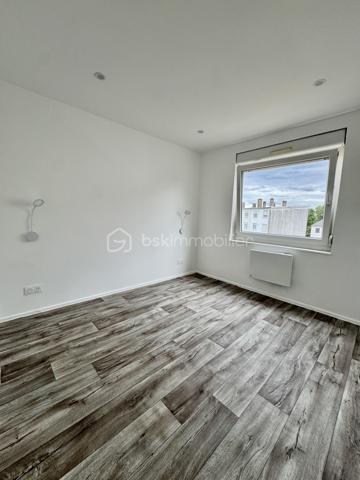 🌿 Un appartement entièrement rénové, lumineux et fonctionnel, à deux pas de la nature !

Situé au 1er étage d’une résidence bien entretenue, dans le quartier Neuland à Creutzwald, cet appartement de 85,32 m² a bénéficié d’une rénovation complète et offre aujourd’hui un intérieur moderne, soigné et prêt à accueillir ses nouveaux propriétaires.

✨ Ici, tout est neuf : rénovation, équipements, convecteurs, électroménager… jusqu’à l’écran plat installé dans le salon. Aucun travaux à prévoir, vous n’avez plus qu’à poser vos valises !

L’appartement se compose d’une entrée, d’une cuisine entièrement équipée avec électroménager neuf, d’un agréable salon-séjour, de trois chambres, d’un dégagement ainsi que d’une salle de bains.

Le salon est également équipé d’une TV écran plat neuve d’environ 43 pouces, déjà installée et fixée au mur, qui restera à disposition des futurs acquéreurs.

🌿 L’appartement dispose d’un balcon, appréciable pour profiter d’un extérieur, ainsi que d’une grande cave privative.

🔥 Côté confort, le logement est équipé de convecteurs électriques neufs de dernière génération. La production d’eau chaude est actuellement assurée par une chaudière gaz, avec la possibilité, selon les souhaits des futurs propriétaires, d’opter ultérieurement pour un ballon d’eau chaude.

🌳 Un environnement particulièrement agréable, avec le lac à proximité et la lisière de forêt à quelques pas, offrant un cadre idéal pour les promenades et les moments de détente.

🏫 Un vrai plus pour les familles : les écoles maternelle et primaire sont à deux pas de la résidence. L’appartement bénéficie également de la proximité de toutes les commodités, avec de nombreuses possibilités de stationnement aux alentours.

📍 Une situation géographique intéressante :
🇩🇪 Allemagne à proximité immédiate
🚗 Metz à environ 35 minutes
🇱🇺 Luxembourg à environ 1 heure

💶 Charges de copropriété : environ 990 € par an.

Construite dans les années 50/60, la résidence bénéficie d’un cadre agréable tout en restant proche des commodités.

❤️ Un appartement entièrement rénové, fonctionnel et prêt à vivre, qui conviendra parfaitement à une famille comme à un couple à la recherche d’espace.

📞 N’hésitez pas à me contacter pour tout renseignement complémentaire ou pour organiser une visite.