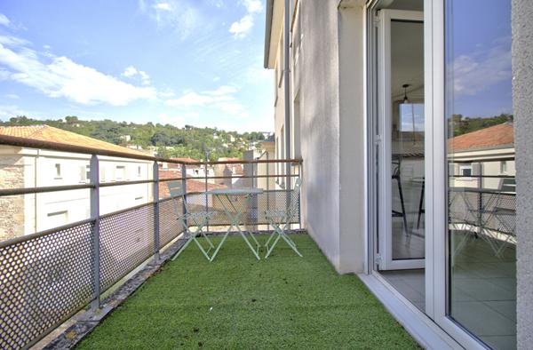 AGEN HYPER CENTRE - Appartement lumineux T3 de 70m² avec terrasses, parking et ascenseur dans une résidence sécurisée au sein d'un quartier recherché.