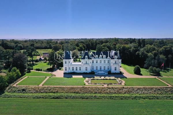 GRAND CHÂTEAU XIXe AVEC SES 10 HA DE PARC EN ANJOU