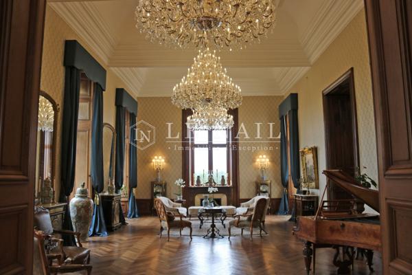 GRAND CHÂTEAU XIXe AVEC SES 10 HA DE PARC EN ANJOU