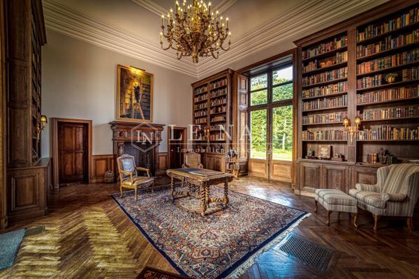GRAND CHÂTEAU XIXe AVEC SES 10 HA DE PARC EN ANJOU