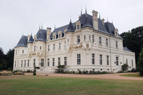 GRAND CHÂTEAU XIXe AVEC SES 10 HA DE PARC EN ANJOU