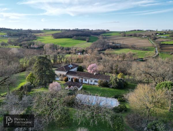 Calignac (47600) Propriété de caractère en pierre avec piscine et terrain autour de 4ha proche Nérac