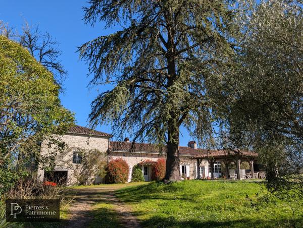 Calignac (47600) Propriété de caractère en pierre avec piscine et terrain autour de 4ha proche Nérac