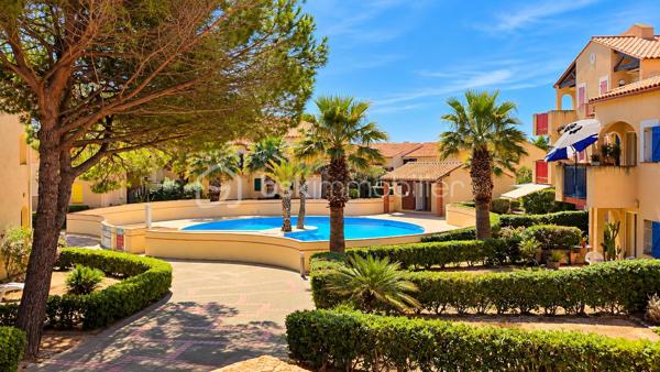 ☀️ Et si vos prochaines vacances ou vos années futures commençaient ici ?

📍 Au cœur des Villas d'Oasis, village naturiste recherché, découvrez ce très lumineux appartement 3 pièces de 40m², dans un état irréprochable, situé au 1er étage, à moins d’1 minute à pied de la plage et de la piscine !

Récemment rafraîchi, lumineux et vendu meublé, il n’attend plus que vous !

✨ Côté intérieur :
🛋️ Salon chaleureux
🍽️ Cuisine équipée
🛏️ 2 chambres
🚿 Salle d’eau avec cabine de douche
🚽 WC séparé
🛋️ Vendu meublé

💎 Les + qui font la différence :
👉 Grand balcon très agréable
👉 Exposition EST / SUD
👉 Abrité de la Tramontane
👉 Vue dégagée et imprenable sur le bleu de la piscine
👉 Appartement récemment rafraîchi
👉 Tout à pied !

🌊 Plage, piscine et restaurant à proximité immédiate… Ici, la voiture peut rester garée !

🏆 Idéal pour profiter de vos vacances, disposer de votre pied-à-terre au soleil ou envisager un investissement locatif saisonnier.

💥 Un emplacement privilégié dans une résidence naturiste recherchée de Leucate !

📞 Laissez-vous séduire… Appelez-moi !

----------

⚡️ Diagnostics 2026 - DPE / GES Vierge
💶 Charges env. 1.600€
💶 Taxe foncière env. 850€
💶 Taxe habitation env. 850€
🗓️ Disponible immédiatement