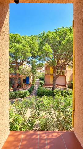 ☀️ Et si vos prochaines vacances ou vos années futures commençaient ici ?

📍 Au cœur des Villas d'Oasis, village naturiste recherché, découvrez ce très lumineux appartement 3 pièces de 40m², dans un état irréprochable, situé au 1er étage, à moins d’1 minute à pied de la plage et de la piscine !

Récemment rafraîchi, lumineux et vendu meublé, il n’attend plus que vous !

✨ Côté intérieur :
🛋️ Salon chaleureux
🍽️ Cuisine équipée
🛏️ 2 chambres
🚿 Salle d’eau avec cabine de douche
🚽 WC séparé
🛋️ Vendu meublé

💎 Les + qui font la différence :
👉 Grand balcon très agréable
👉 Exposition EST / SUD
👉 Abrité de la Tramontane
👉 Vue dégagée et imprenable sur le bleu de la piscine
👉 Appartement récemment rafraîchi
👉 Tout à pied !

🌊 Plage, piscine et restaurant à proximité immédiate… Ici, la voiture peut rester garée !

🏆 Idéal pour profiter de vos vacances, disposer de votre pied-à-terre au soleil ou envisager un investissement locatif saisonnier.

💥 Un emplacement privilégié dans une résidence naturiste recherchée de Leucate !

📞 Laissez-vous séduire… Appelez-moi !

----------

⚡️ Diagnostics 2026 - DPE / GES Vierge
💶 Charges env. 1.600€
💶 Taxe foncière env. 850€
💶 Taxe habitation env. 850€
🗓️ Disponible immédiatement