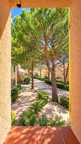 ☀️ Et si vos prochaines vacances ou vos années futures commençaient ici ?

📍 Au cœur des Villas d'Oasis, village naturiste recherché, découvrez ce très lumineux appartement 3 pièces de 40m², dans un état irréprochable, situé au 1er étage, à moins d’1 minute à pied de la plage et de la piscine !

Récemment rafraîchi, lumineux et vendu meublé, il n’attend plus que vous !

✨ Côté intérieur :
🛋️ Salon chaleureux
🍽️ Cuisine équipée
🛏️ 2 chambres
🚿 Salle d’eau avec cabine de douche
🚽 WC séparé
🛋️ Vendu meublé

💎 Les + qui font la différence :
👉 Grand balcon très agréable
👉 Exposition EST / SUD
👉 Abrité de la Tramontane
👉 Vue dégagée et imprenable sur le bleu de la piscine
👉 Appartement récemment rafraîchi
👉 Tout à pied !

🌊 Plage, piscine et restaurant à proximité immédiate… Ici, la voiture peut rester garée !

🏆 Idéal pour profiter de vos vacances, disposer de votre pied-à-terre au soleil ou envisager un investissement locatif saisonnier.

💥 Un emplacement privilégié dans une résidence naturiste recherchée de Leucate !

📞 Laissez-vous séduire… Appelez-moi !

----------

⚡️ Diagnostics 2026 - DPE / GES Vierge
💶 Charges env. 1.600€
💶 Taxe foncière env. 850€
💶 Taxe habitation env. 850€
🗓️ Disponible immédiatement