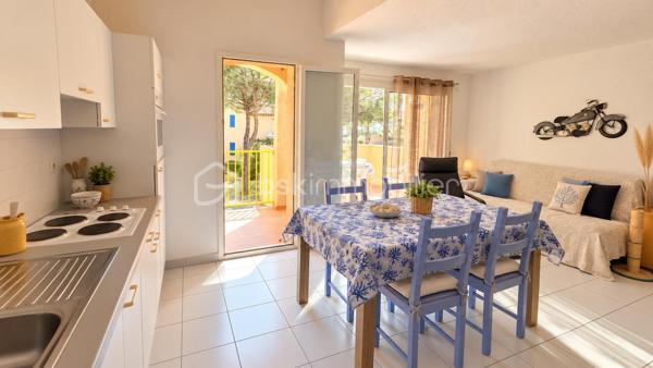 ☀️ Et si vos prochaines vacances ou vos années futures commençaient ici ?

📍 Au cœur des Villas d'Oasis, village naturiste recherché, découvrez ce très lumineux appartement 3 pièces de 40m², dans un état irréprochable, situé au 1er étage, à moins d’1 minute à pied de la plage et de la piscine !

Récemment rafraîchi, lumineux et vendu meublé, il n’attend plus que vous !

✨ Côté intérieur :
🛋️ Salon chaleureux
🍽️ Cuisine équipée
🛏️ 2 chambres
🚿 Salle d’eau avec cabine de douche
🚽 WC séparé
🛋️ Vendu meublé

💎 Les + qui font la différence :
👉 Grand balcon très agréable
👉 Exposition EST / SUD
👉 Abrité de la Tramontane
👉 Vue dégagée et imprenable sur le bleu de la piscine
👉 Appartement récemment rafraîchi
👉 Tout à pied !

🌊 Plage, piscine et restaurant à proximité immédiate… Ici, la voiture peut rester garée !

🏆 Idéal pour profiter de vos vacances, disposer de votre pied-à-terre au soleil ou envisager un investissement locatif saisonnier.

💥 Un emplacement privilégié dans une résidence naturiste recherchée de Leucate !

📞 Laissez-vous séduire… Appelez-moi !

----------

⚡️ Diagnostics 2026 - DPE / GES Vierge
💶 Charges env. 1.600€
💶 Taxe foncière env. 850€
💶 Taxe habitation env. 850€
🗓️ Disponible immédiatement