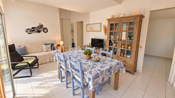 ☀️ Et si vos prochaines vacances ou vos années futures commençaient ici ?

📍 Au cœur des Villas d'Oasis, village naturiste recherché, découvrez ce très lumineux appartement 3 pièces de 40m², dans un état irréprochable, situé au 1er étage, à moins d’1 minute à pied de la plage et de la piscine !

Récemment rafraîchi, lumineux et vendu meublé, il n’attend plus que vous !

✨ Côté intérieur :
🛋️ Salon chaleureux
🍽️ Cuisine équipée
🛏️ 2 chambres
🚿 Salle d’eau avec cabine de douche
🚽 WC séparé
🛋️ Vendu meublé

💎 Les + qui font la différence :
👉 Grand balcon très agréable
👉 Exposition EST / SUD
👉 Abrité de la Tramontane
👉 Vue dégagée et imprenable sur le bleu de la piscine
👉 Appartement récemment rafraîchi
👉 Tout à pied !

🌊 Plage, piscine et restaurant à proximité immédiate… Ici, la voiture peut rester garée !

🏆 Idéal pour profiter de vos vacances, disposer de votre pied-à-terre au soleil ou envisager un investissement locatif saisonnier.

💥 Un emplacement privilégié dans une résidence naturiste recherchée de Leucate !

📞 Laissez-vous séduire… Appelez-moi !

----------

⚡️ Diagnostics 2026 - DPE / GES Vierge
💶 Charges env. 1.600€
💶 Taxe foncière env. 850€
💶 Taxe habitation env. 850€
🗓️ Disponible immédiatement