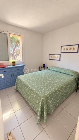 ☀️ Et si vos prochaines vacances ou vos années futures commençaient ici ?

📍 Au cœur des Villas d'Oasis, village naturiste recherché, découvrez ce très lumineux appartement 3 pièces de 40m², dans un état irréprochable, situé au 1er étage, à moins d’1 minute à pied de la plage et de la piscine !

Récemment rafraîchi, lumineux et vendu meublé, il n’attend plus que vous !

✨ Côté intérieur :
🛋️ Salon chaleureux
🍽️ Cuisine équipée
🛏️ 2 chambres
🚿 Salle d’eau avec cabine de douche
🚽 WC séparé
🛋️ Vendu meublé

💎 Les + qui font la différence :
👉 Grand balcon très agréable
👉 Exposition EST / SUD
👉 Abrité de la Tramontane
👉 Vue dégagée et imprenable sur le bleu de la piscine
👉 Appartement récemment rafraîchi
👉 Tout à pied !

🌊 Plage, piscine et restaurant à proximité immédiate… Ici, la voiture peut rester garée !

🏆 Idéal pour profiter de vos vacances, disposer de votre pied-à-terre au soleil ou envisager un investissement locatif saisonnier.

💥 Un emplacement privilégié dans une résidence naturiste recherchée de Leucate !

📞 Laissez-vous séduire… Appelez-moi !

----------

⚡️ Diagnostics 2026 - DPE / GES Vierge
💶 Charges env. 1.600€
💶 Taxe foncière env. 850€
💶 Taxe habitation env. 850€
🗓️ Disponible immédiatement