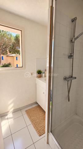 ☀️ Et si vos prochaines vacances ou vos années futures commençaient ici ?

📍 Au cœur des Villas d'Oasis, village naturiste recherché, découvrez ce très lumineux appartement 3 pièces de 40m², dans un état irréprochable, situé au 1er étage, à moins d’1 minute à pied de la plage et de la piscine !

Récemment rafraîchi, lumineux et vendu meublé, il n’attend plus que vous !

✨ Côté intérieur :
🛋️ Salon chaleureux
🍽️ Cuisine équipée
🛏️ 2 chambres
🚿 Salle d’eau avec cabine de douche
🚽 WC séparé
🛋️ Vendu meublé

💎 Les + qui font la différence :
👉 Grand balcon très agréable
👉 Exposition EST / SUD
👉 Abrité de la Tramontane
👉 Vue dégagée et imprenable sur le bleu de la piscine
👉 Appartement récemment rafraîchi
👉 Tout à pied !

🌊 Plage, piscine et restaurant à proximité immédiate… Ici, la voiture peut rester garée !

🏆 Idéal pour profiter de vos vacances, disposer de votre pied-à-terre au soleil ou envisager un investissement locatif saisonnier.

💥 Un emplacement privilégié dans une résidence naturiste recherchée de Leucate !

📞 Laissez-vous séduire… Appelez-moi !

----------

⚡️ Diagnostics 2026 - DPE / GES Vierge
💶 Charges env. 1.600€
💶 Taxe foncière env. 850€
💶 Taxe habitation env. 850€
🗓️ Disponible immédiatement