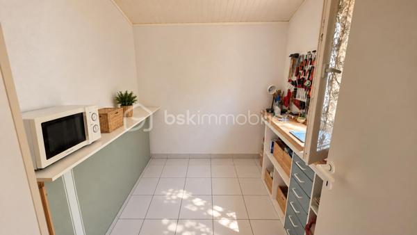 ☀️ Et si vos prochaines vacances ou vos années futures commençaient ici ?

📍 Au cœur des Villas d'Oasis, village naturiste recherché, découvrez ce très lumineux appartement 3 pièces de 40m², dans un état irréprochable, situé au 1er étage, à moins d’1 minute à pied de la plage et de la piscine !

Récemment rafraîchi, lumineux et vendu meublé, il n’attend plus que vous !

✨ Côté intérieur :
🛋️ Salon chaleureux
🍽️ Cuisine équipée
🛏️ 2 chambres
🚿 Salle d’eau avec cabine de douche
🚽 WC séparé
🛋️ Vendu meublé

💎 Les + qui font la différence :
👉 Grand balcon très agréable
👉 Exposition EST / SUD
👉 Abrité de la Tramontane
👉 Vue dégagée et imprenable sur le bleu de la piscine
👉 Appartement récemment rafraîchi
👉 Tout à pied !

🌊 Plage, piscine et restaurant à proximité immédiate… Ici, la voiture peut rester garée !

🏆 Idéal pour profiter de vos vacances, disposer de votre pied-à-terre au soleil ou envisager un investissement locatif saisonnier.

💥 Un emplacement privilégié dans une résidence naturiste recherchée de Leucate !

📞 Laissez-vous séduire… Appelez-moi !

----------

⚡️ Diagnostics 2026 - DPE / GES Vierge
💶 Charges env. 1.600€
💶 Taxe foncière env. 850€
💶 Taxe habitation env. 850€
🗓️ Disponible immédiatement