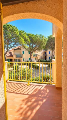 ☀️ Et si vos prochaines vacances ou vos années futures commençaient ici ?

📍 Au cœur des Villas d'Oasis, village naturiste recherché, découvrez ce très lumineux appartement 3 pièces de 40m², dans un état irréprochable, situé au 1er étage, à moins d’1 minute à pied de la plage et de la piscine !

Récemment rafraîchi, lumineux et vendu meublé, il n’attend plus que vous !

✨ Côté intérieur :
🛋️ Salon chaleureux
🍽️ Cuisine équipée
🛏️ 2 chambres
🚿 Salle d’eau avec cabine de douche
🚽 WC séparé
🛋️ Vendu meublé

💎 Les + qui font la différence :
👉 Grand balcon très agréable
👉 Exposition EST / SUD
👉 Abrité de la Tramontane
👉 Vue dégagée et imprenable sur le bleu de la piscine
👉 Appartement récemment rafraîchi
👉 Tout à pied !

🌊 Plage, piscine et restaurant à proximité immédiate… Ici, la voiture peut rester garée !

🏆 Idéal pour profiter de vos vacances, disposer de votre pied-à-terre au soleil ou envisager un investissement locatif saisonnier.

💥 Un emplacement privilégié dans une résidence naturiste recherchée de Leucate !

📞 Laissez-vous séduire… Appelez-moi !

----------

⚡️ Diagnostics 2026 - DPE / GES Vierge
💶 Charges env. 1.600€
💶 Taxe foncière env. 850€
💶 Taxe habitation env. 850€
🗓️ Disponible immédiatement
