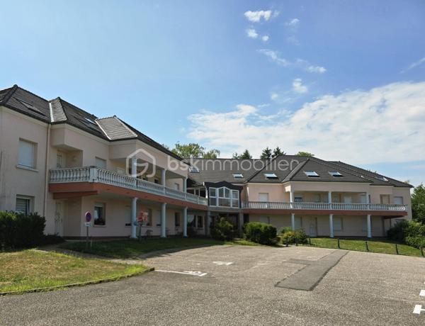 📍À découvrir à Sarreguemines, au sein de la Résidence Louisiane, ce bel appartement T3 de 90 m², situé au 1er étage d’une résidence construite en 1995, très bien entretenue et appréciée.

✨En très bon état général, l’appartement bénéficie de beaux volumes et d’un agencement fonctionnel.

🛋️Il se compose d’un spacieux séjour de plus de 30 m², d’une cuisine équipée, de 2 chambres, d’une salle de bain, d’un WC indépendant, d’une buanderie, d’un cellier ainsi que d’un hall d’entrée.

☀️Le séjour se prolonge par un superbe balcon de 18 m² exposé sud-ouest, offrant une vue dégagée et sans vis-à-vis : un véritable espace de vie supplémentaire aux beaux jours.

🚗Le bien dispose également d’une cave et d’un grand box fermé en sous-sol permettant de stationner 2 véhicules en enfilade, avec accès sécurisé par portail électrique.

⭐Les + du bien : séjour de plus de 30 m² • balcon de 18 m² • exposition ouest • vue dégagée sans vis-à-vis • cuisine équipée • 2 chambres • cave • grand garage 2 voitures • chauffage au gaz • DPE C • arrêt de bus à proximité immédiate • proche des commodités et des principaux axes.

❤️Un appartement spacieux, confortable et très bien entretenu, qui séduira par ses beaux volumes, son grand balcon et ses prestations.

🔑Un bien rare par ses volumes et ses prestations, à découvrir rapidement !