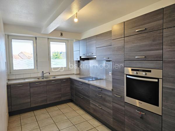 📍À découvrir à Sarreguemines, au sein de la Résidence Louisiane, ce bel appartement T3 de 90 m², situé au 1er étage d’une résidence construite en 1995, très bien entretenue et appréciée.

✨En très bon état général, l’appartement bénéficie de beaux volumes et d’un agencement fonctionnel.

🛋️Il se compose d’un spacieux séjour de plus de 30 m², d’une cuisine équipée, de 2 chambres, d’une salle de bain, d’un WC indépendant, d’une buanderie, d’un cellier ainsi que d’un hall d’entrée.

☀️Le séjour se prolonge par un superbe balcon de 18 m² exposé sud-ouest, offrant une vue dégagée et sans vis-à-vis : un véritable espace de vie supplémentaire aux beaux jours.

🚗Le bien dispose également d’une cave et d’un grand box fermé en sous-sol permettant de stationner 2 véhicules en enfilade, avec accès sécurisé par portail électrique.

⭐Les + du bien : séjour de plus de 30 m² • balcon de 18 m² • exposition ouest • vue dégagée sans vis-à-vis • cuisine équipée • 2 chambres • cave • grand garage 2 voitures • chauffage au gaz • DPE C • arrêt de bus à proximité immédiate • proche des commodités et des principaux axes.

❤️Un appartement spacieux, confortable et très bien entretenu, qui séduira par ses beaux volumes, son grand balcon et ses prestations.

🔑Un bien rare par ses volumes et ses prestations, à découvrir rapidement !