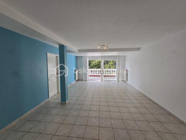📍À découvrir à Sarreguemines, au sein de la Résidence Louisiane, ce bel appartement T3 de 90 m², situé au 1er étage d’une résidence construite en 1995, très bien entretenue et appréciée.

✨En très bon état général, l’appartement bénéficie de beaux volumes et d’un agencement fonctionnel.

🛋️Il se compose d’un spacieux séjour de plus de 30 m², d’une cuisine équipée, de 2 chambres, d’une salle de bain, d’un WC indépendant, d’une buanderie, d’un cellier ainsi que d’un hall d’entrée.

☀️Le séjour se prolonge par un superbe balcon de 18 m² exposé sud-ouest, offrant une vue dégagée et sans vis-à-vis : un véritable espace de vie supplémentaire aux beaux jours.

🚗Le bien dispose également d’une cave et d’un grand box fermé en sous-sol permettant de stationner 2 véhicules en enfilade, avec accès sécurisé par portail électrique.

⭐Les + du bien : séjour de plus de 30 m² • balcon de 18 m² • exposition ouest • vue dégagée sans vis-à-vis • cuisine équipée • 2 chambres • cave • grand garage 2 voitures • chauffage au gaz • DPE C • arrêt de bus à proximité immédiate • proche des commodités et des principaux axes.

❤️Un appartement spacieux, confortable et très bien entretenu, qui séduira par ses beaux volumes, son grand balcon et ses prestations.

🔑Un bien rare par ses volumes et ses prestations, à découvrir rapidement !