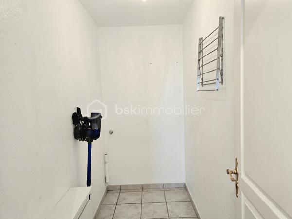 📍À découvrir à Sarreguemines, au sein de la Résidence Louisiane, ce bel appartement T3 de 90 m², situé au 1er étage d’une résidence construite en 1995, très bien entretenue et appréciée.

✨En très bon état général, l’appartement bénéficie de beaux volumes et d’un agencement fonctionnel.

🛋️Il se compose d’un spacieux séjour de plus de 30 m², d’une cuisine équipée, de 2 chambres, d’une salle de bain, d’un WC indépendant, d’une buanderie, d’un cellier ainsi que d’un hall d’entrée.

☀️Le séjour se prolonge par un superbe balcon de 18 m² exposé sud-ouest, offrant une vue dégagée et sans vis-à-vis : un véritable espace de vie supplémentaire aux beaux jours.

🚗Le bien dispose également d’une cave et d’un grand box fermé en sous-sol permettant de stationner 2 véhicules en enfilade, avec accès sécurisé par portail électrique.

⭐Les + du bien : séjour de plus de 30 m² • balcon de 18 m² • exposition ouest • vue dégagée sans vis-à-vis • cuisine équipée • 2 chambres • cave • grand garage 2 voitures • chauffage au gaz • DPE C • arrêt de bus à proximité immédiate • proche des commodités et des principaux axes.

❤️Un appartement spacieux, confortable et très bien entretenu, qui séduira par ses beaux volumes, son grand balcon et ses prestations.

🔑Un bien rare par ses volumes et ses prestations, à découvrir rapidement !