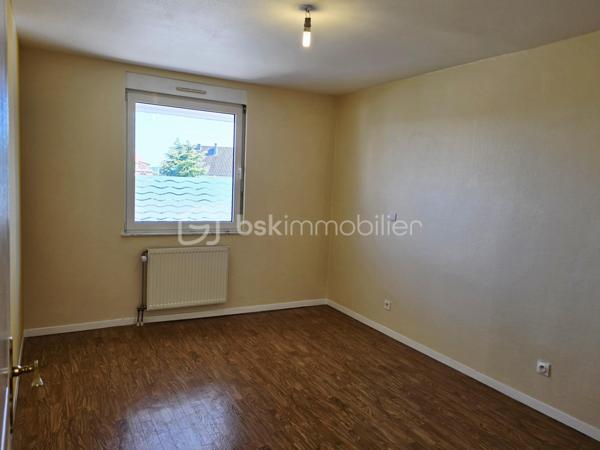 📍À découvrir à Sarreguemines, au sein de la Résidence Louisiane, ce bel appartement T3 de 90 m², situé au 1er étage d’une résidence construite en 1995, très bien entretenue et appréciée.

✨En très bon état général, l’appartement bénéficie de beaux volumes et d’un agencement fonctionnel.

🛋️Il se compose d’un spacieux séjour de plus de 30 m², d’une cuisine équipée, de 2 chambres, d’une salle de bain, d’un WC indépendant, d’une buanderie, d’un cellier ainsi que d’un hall d’entrée.

☀️Le séjour se prolonge par un superbe balcon de 18 m² exposé sud-ouest, offrant une vue dégagée et sans vis-à-vis : un véritable espace de vie supplémentaire aux beaux jours.

🚗Le bien dispose également d’une cave et d’un grand box fermé en sous-sol permettant de stationner 2 véhicules en enfilade, avec accès sécurisé par portail électrique.

⭐Les + du bien : séjour de plus de 30 m² • balcon de 18 m² • exposition ouest • vue dégagée sans vis-à-vis • cuisine équipée • 2 chambres • cave • grand garage 2 voitures • chauffage au gaz • DPE C • arrêt de bus à proximité immédiate • proche des commodités et des principaux axes.

❤️Un appartement spacieux, confortable et très bien entretenu, qui séduira par ses beaux volumes, son grand balcon et ses prestations.

🔑Un bien rare par ses volumes et ses prestations, à découvrir rapidement !