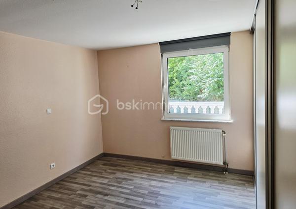 📍À découvrir à Sarreguemines, au sein de la Résidence Louisiane, ce bel appartement T3 de 90 m², situé au 1er étage d’une résidence construite en 1995, très bien entretenue et appréciée.

✨En très bon état général, l’appartement bénéficie de beaux volumes et d’un agencement fonctionnel.

🛋️Il se compose d’un spacieux séjour de plus de 30 m², d’une cuisine équipée, de 2 chambres, d’une salle de bain, d’un WC indépendant, d’une buanderie, d’un cellier ainsi que d’un hall d’entrée.

☀️Le séjour se prolonge par un superbe balcon de 18 m² exposé sud-ouest, offrant une vue dégagée et sans vis-à-vis : un véritable espace de vie supplémentaire aux beaux jours.

🚗Le bien dispose également d’une cave et d’un grand box fermé en sous-sol permettant de stationner 2 véhicules en enfilade, avec accès sécurisé par portail électrique.

⭐Les + du bien : séjour de plus de 30 m² • balcon de 18 m² • exposition ouest • vue dégagée sans vis-à-vis • cuisine équipée • 2 chambres • cave • grand garage 2 voitures • chauffage au gaz • DPE C • arrêt de bus à proximité immédiate • proche des commodités et des principaux axes.

❤️Un appartement spacieux, confortable et très bien entretenu, qui séduira par ses beaux volumes, son grand balcon et ses prestations.

🔑Un bien rare par ses volumes et ses prestations, à découvrir rapidement !