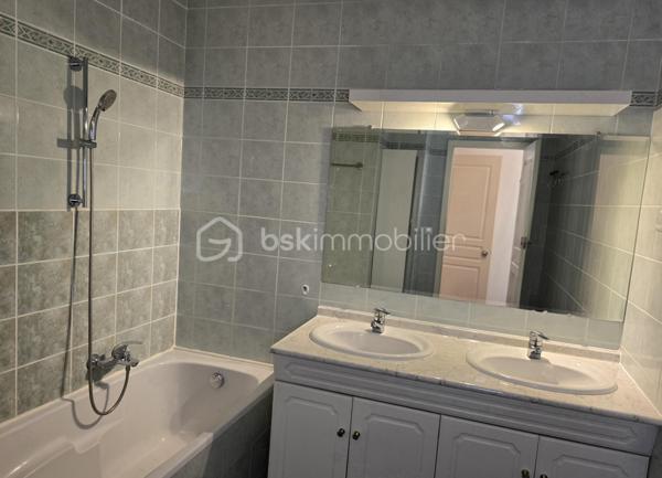 📍À découvrir à Sarreguemines, au sein de la Résidence Louisiane, ce bel appartement T3 de 90 m², situé au 1er étage d’une résidence construite en 1995, très bien entretenue et appréciée.

✨En très bon état général, l’appartement bénéficie de beaux volumes et d’un agencement fonctionnel.

🛋️Il se compose d’un spacieux séjour de plus de 30 m², d’une cuisine équipée, de 2 chambres, d’une salle de bain, d’un WC indépendant, d’une buanderie, d’un cellier ainsi que d’un hall d’entrée.

☀️Le séjour se prolonge par un superbe balcon de 18 m² exposé sud-ouest, offrant une vue dégagée et sans vis-à-vis : un véritable espace de vie supplémentaire aux beaux jours.

🚗Le bien dispose également d’une cave et d’un grand box fermé en sous-sol permettant de stationner 2 véhicules en enfilade, avec accès sécurisé par portail électrique.

⭐Les + du bien : séjour de plus de 30 m² • balcon de 18 m² • exposition ouest • vue dégagée sans vis-à-vis • cuisine équipée • 2 chambres • cave • grand garage 2 voitures • chauffage au gaz • DPE C • arrêt de bus à proximité immédiate • proche des commodités et des principaux axes.

❤️Un appartement spacieux, confortable et très bien entretenu, qui séduira par ses beaux volumes, son grand balcon et ses prestations.

🔑Un bien rare par ses volumes et ses prestations, à découvrir rapidement !