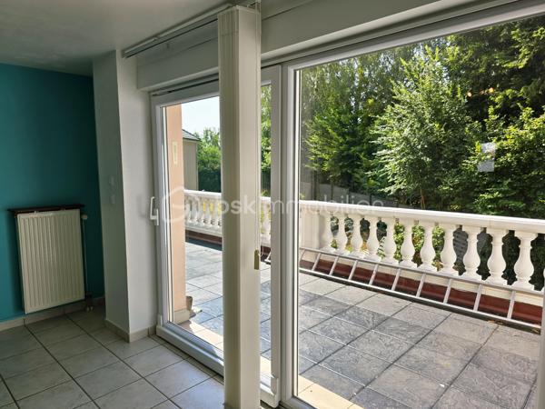 📍À découvrir à Sarreguemines, au sein de la Résidence Louisiane, ce bel appartement T3 de 90 m², situé au 1er étage d’une résidence construite en 1995, très bien entretenue et appréciée.

✨En très bon état général, l’appartement bénéficie de beaux volumes et d’un agencement fonctionnel.

🛋️Il se compose d’un spacieux séjour de plus de 30 m², d’une cuisine équipée, de 2 chambres, d’une salle de bain, d’un WC indépendant, d’une buanderie, d’un cellier ainsi que d’un hall d’entrée.

☀️Le séjour se prolonge par un superbe balcon de 18 m² exposé sud-ouest, offrant une vue dégagée et sans vis-à-vis : un véritable espace de vie supplémentaire aux beaux jours.

🚗Le bien dispose également d’une cave et d’un grand box fermé en sous-sol permettant de stationner 2 véhicules en enfilade, avec accès sécurisé par portail électrique.

⭐Les + du bien : séjour de plus de 30 m² • balcon de 18 m² • exposition ouest • vue dégagée sans vis-à-vis • cuisine équipée • 2 chambres • cave • grand garage 2 voitures • chauffage au gaz • DPE C • arrêt de bus à proximité immédiate • proche des commodités et des principaux axes.

❤️Un appartement spacieux, confortable et très bien entretenu, qui séduira par ses beaux volumes, son grand balcon et ses prestations.

🔑Un bien rare par ses volumes et ses prestations, à découvrir rapidement !