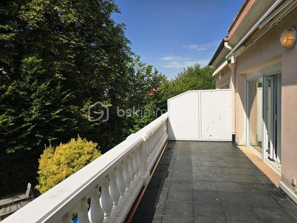 📍À découvrir à Sarreguemines, au sein de la Résidence Louisiane, ce bel appartement T3 de 90 m², situé au 1er étage d’une résidence construite en 1995, très bien entretenue et appréciée.

✨En très bon état général, l’appartement bénéficie de beaux volumes et d’un agencement fonctionnel.

🛋️Il se compose d’un spacieux séjour de plus de 30 m², d’une cuisine équipée, de 2 chambres, d’une salle de bain, d’un WC indépendant, d’une buanderie, d’un cellier ainsi que d’un hall d’entrée.

☀️Le séjour se prolonge par un superbe balcon de 18 m² exposé sud-ouest, offrant une vue dégagée et sans vis-à-vis : un véritable espace de vie supplémentaire aux beaux jours.

🚗Le bien dispose également d’une cave et d’un grand box fermé en sous-sol permettant de stationner 2 véhicules en enfilade, avec accès sécurisé par portail électrique.

⭐Les + du bien : séjour de plus de 30 m² • balcon de 18 m² • exposition ouest • vue dégagée sans vis-à-vis • cuisine équipée • 2 chambres • cave • grand garage 2 voitures • chauffage au gaz • DPE C • arrêt de bus à proximité immédiate • proche des commodités et des principaux axes.

❤️Un appartement spacieux, confortable et très bien entretenu, qui séduira par ses beaux volumes, son grand balcon et ses prestations.

🔑Un bien rare par ses volumes et ses prestations, à découvrir rapidement !