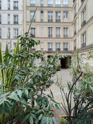 Paris 9ème - À VENDRE - Appartement avec commercialité en duplex de 50 m²