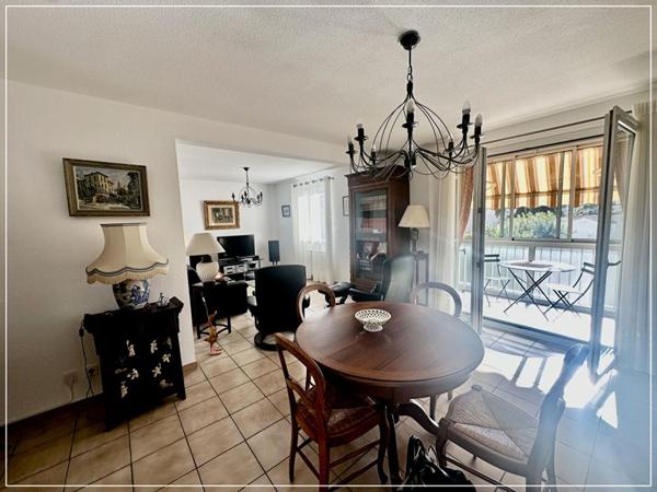 SANARY SUR MER - A 15 minutes à pied du centre ville -  Appartement 4 pièces 87 m2 - parking privatif