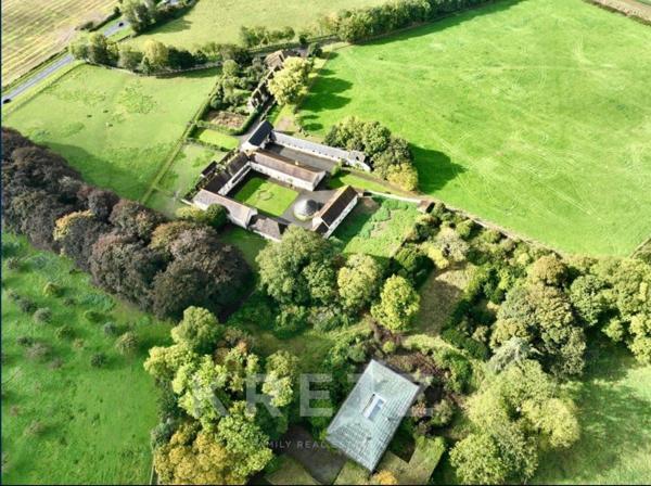 Haras avec Manoir, Villa inscrite MH, ferme, écuries 40boxs, près de 70Ha, 4km de la Mer